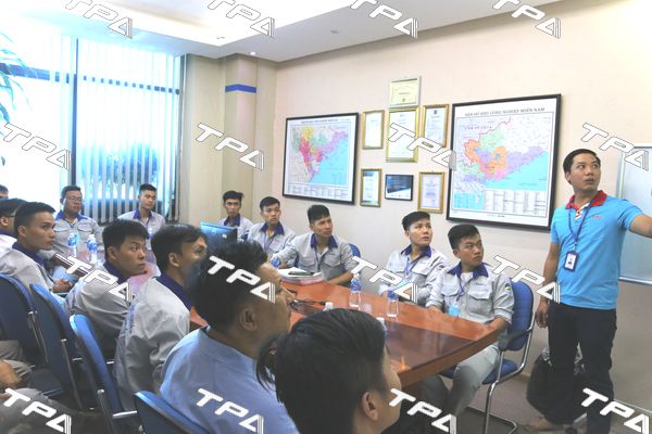 Anh Nguyễn Trung Kiên chuyên viên kinh doanh giới thiệu về TPA cho các em sinh viên 