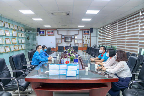 Liên đoàn Huyện Thanh Trì trao tặng khẩu trang cho TPA