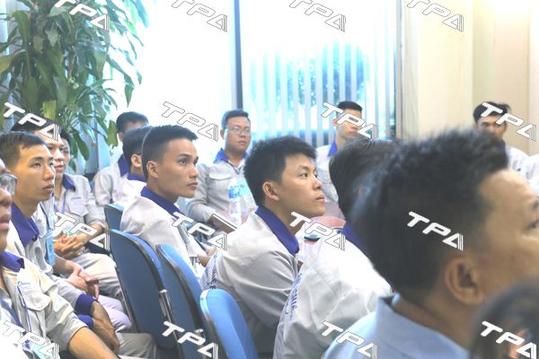 Các em sinh viên chăm chú nghe anh Nguyễn Trung Kiên giới thiệu về TPA