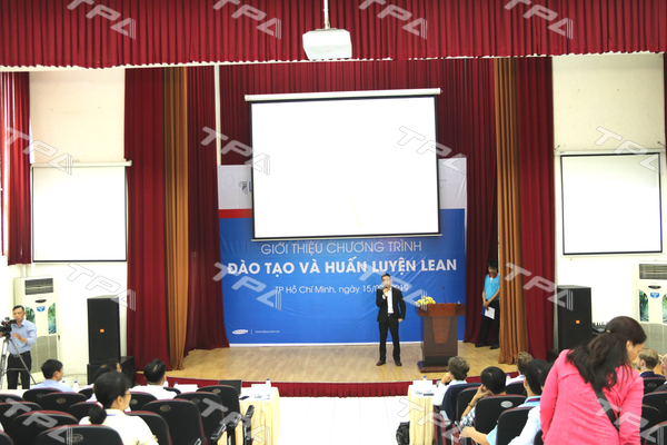 Hình ảnh Anh Nguyễn Quốc Đạt – Chủ tịch Hội đồng quản trị phát biểu mở đầu chương trình    