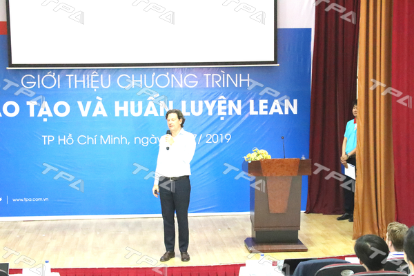 Hình ảnh ông Mr Oliver, Chủ tịch Leonardo lên phát biểu