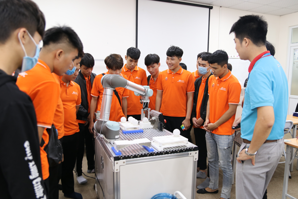 Trường cao đẳng thực hành FPT Polytechnic thăm quan tại TPA