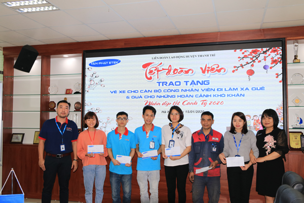 Hình ảnh trao quà cho CBCNV 