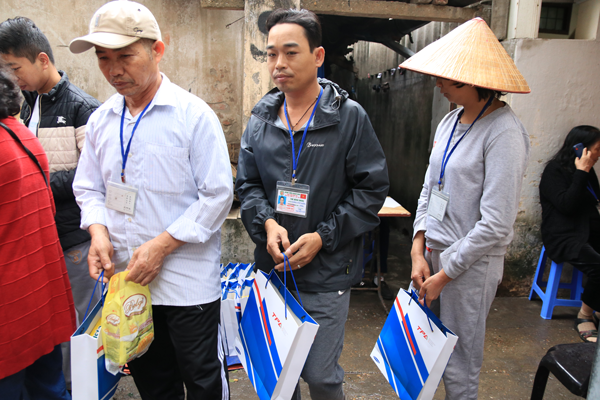 Hình ảnh TPA trao quà tại xóm chạy thận