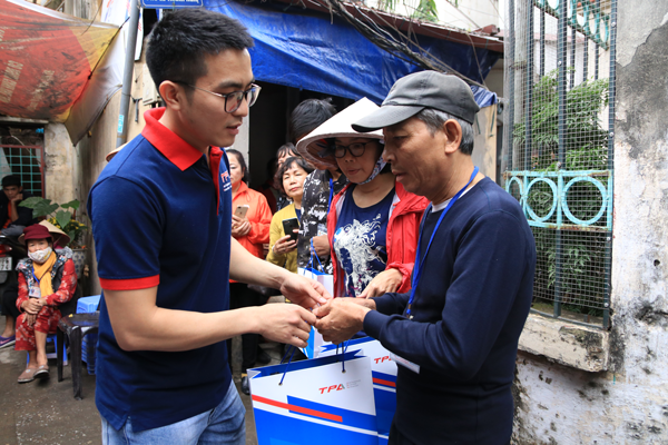 Hình ảnh TPA trao quà tại xóm chạy thận