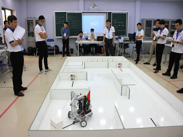 Phần thi lập trình và vận hành robot của các đội thi