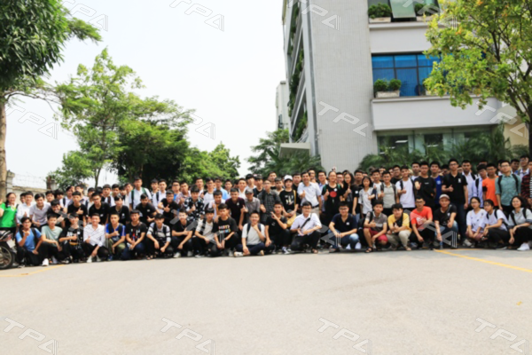 Hình ảnh các em sinh viên và đại diện TPA chụp ảnh lưu niệm tại sảnh tòa nhà Tân Phát