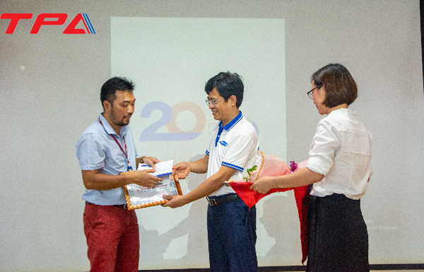 Anh Nguyễn Minh Tân – Tổng giám đốc Tân Phát Etek trao giải thưởng cho Anh Lê Sơn Dương – Chủ tịch công đoàn, đại diện của TPA trong buổi lễ trao giải.