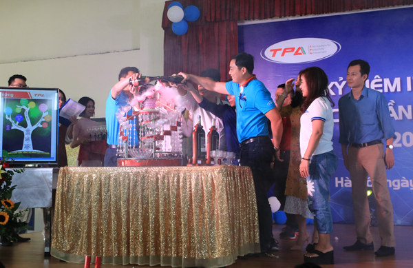 Hình ảnh dại diện TPA và các vị khách mời tham dự sinh nhật rót rượu, cắt bánh sinh nhật 
