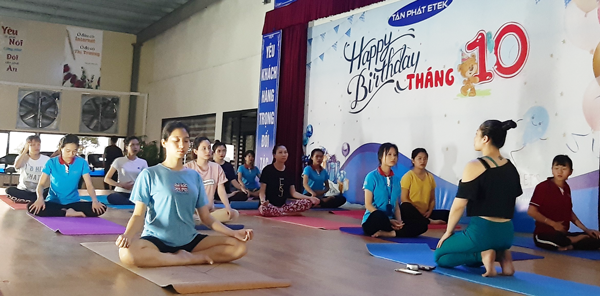 CBNV nữ TPA hồ hởi tham gia khóa học YOGA nơi công sở