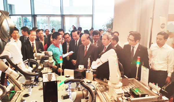 Hình ảnh Chủ tịch hội đồng quản trị TPA giới thiệu sản phẩm đến Thủ tướng và khách mời.