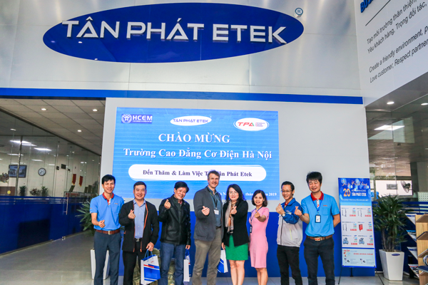 Đoàn chuyên gia Đức của Trường cao đẳng nghề cơ điện tử Hà Nội 
đến tham quan và làm việc tại Tân Phát Etek 